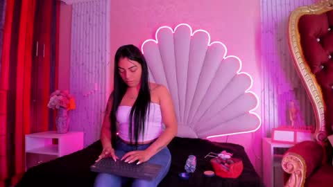 miss_evans_ online show from April 1, 3:20 pm