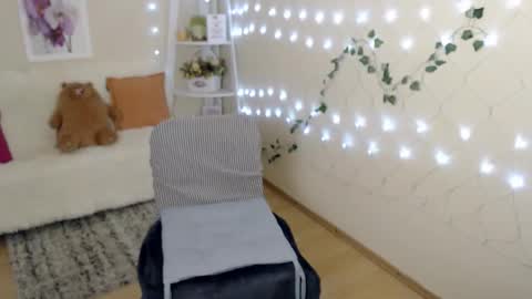 Snapshot of missmelons_ chatting on December 21, 2:58 pm Li online show from December 21, 2:58 pm