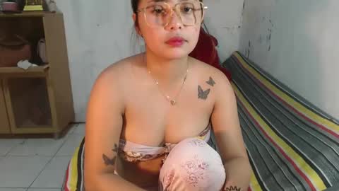 missRHEA online show from February 13, 6:41 am