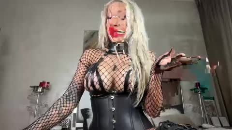 Snapshot of mistresssaida chatting on February 26, 11:37 pm Mistress Saida online show from February 26, 11:37 pm