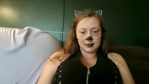 Snapshot of miztrezk chatting on October 31, 3:27 pm miztrezk online show from October 31, 3:27 pm