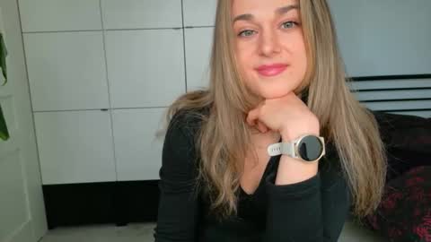 mmminnie online show from April 7, 1:46 pm