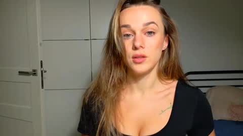 mmminnie online show from November 17, 4:08 pm