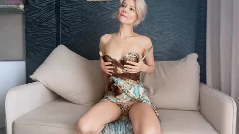 Molly online show from April 22, 8:44 am