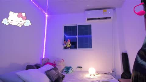 Snapshot of molly_g18 chatting on December 17, 2:23 am MARIANA online show from December 17, 2:23 am