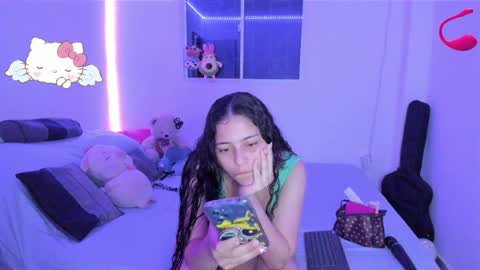 Snapshot of molly_g18 chatting on February 1, 2:05 am MARIANA online show from February 1, 2:05 am