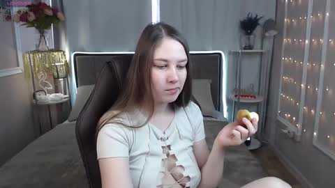 Snapshot of molly_moretti chatting on March 10, 5:22 am check my bio online show from March 10, 5:22 am