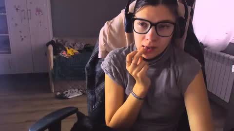  KIRA  online show from December 4, 4:37 am