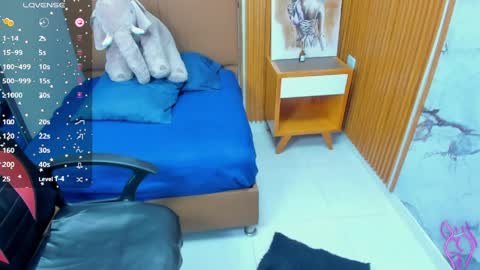 molytaylor2 online show from April 9, 7:52 pm