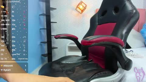 molytaylor2 online show from March 31, 3:06 am