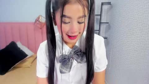 molytaylor2 online show from April 8, 8:00 pm