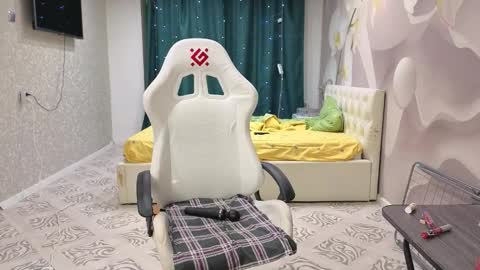 MommmY  online show from January 9, 10:25 pm