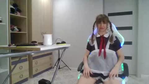 MommmY  online show from September 17, 8:07 pm