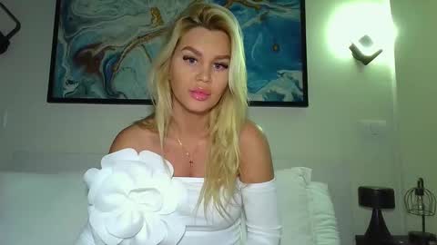 Snapshot of moni_ chatting on January 22, 3:20 am Monica online show from January 22, 3:20 am