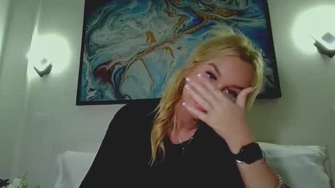 Snapshot of moni_ chatting on October 10, 4:39 am Monica online show from October 10, 4:39 am