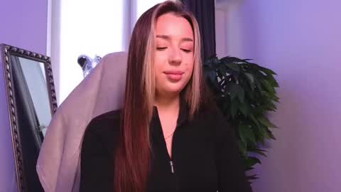 Monica online show from November 19, 9:09 am