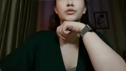 moodiemira online show from May 26, 7:57 pm