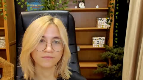 Katrin online show from December 26, 9:15 pm