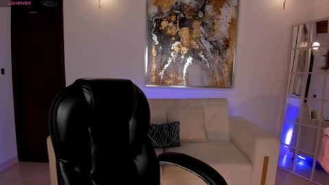 Morgan Hicks online show from November 27, 8:01 pm