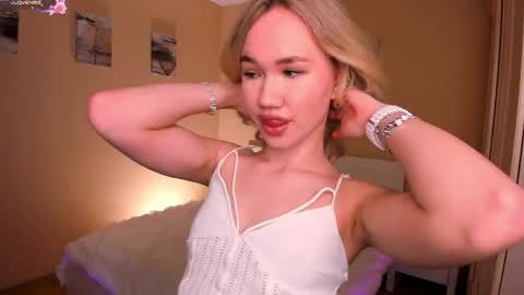Mia online show from May 18, 1:50 pm