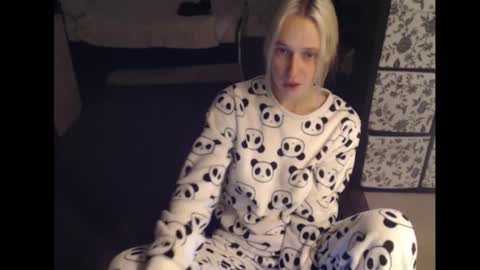 Snapshot of mrsluck chatting on September 16, 2:52 am Sasha online show from September 16, 2:52 am