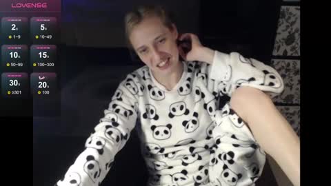 Snapshot of mrsluck chatting on December 5, 4:20 am Sasha online show from December 5, 4:20 am