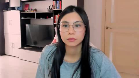 ms_emily_ online show from May 18, 12:33 pm