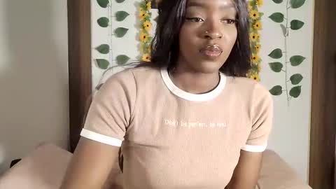 Nahomy  online show from May 8, 11:39 pm