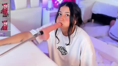 Nahomy Roberts online show from October 16, 2:30 pm