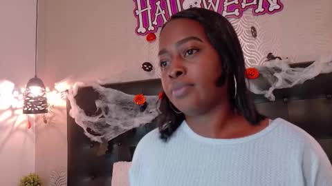 naiaramasson_ online show from October 20, 12:08 pm