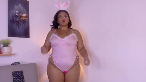 nairagold_ online show from May 26, 1:38 am