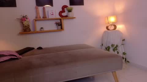 nairagold_ online show from May 16, 1:19 am