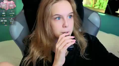 Snapshot of nanami_v02 chatting on September 21, 5:44 pm Merlizz Julia Emma online show from September 21, 5:44 pm