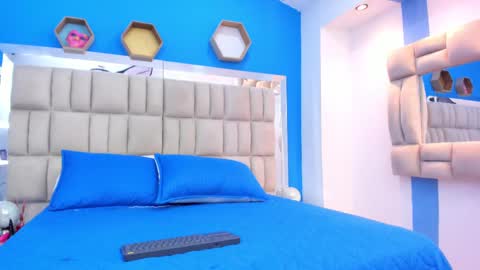 naomi_sara online show from September 18, 7:45 pm