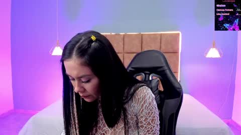 natalia_saenzz_ online show from May 15, 4:43 pm