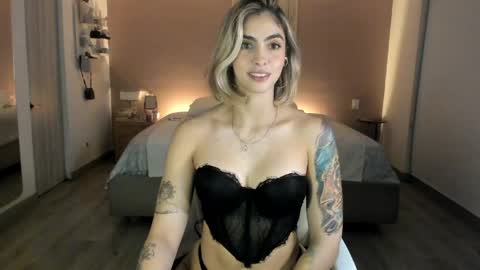anatalybee online show from May 19, 1:56 am