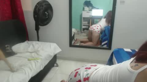 Snapshot of naugthymilf23 chatting on January 27, 1:37 am keyra online show from January 27, 1:37 am