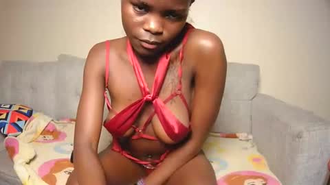 nayela_ online show from May 17, 10:20 pm