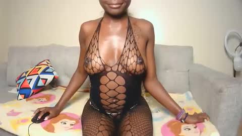 nayela_ online show from May 16, 10:20 pm