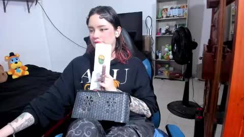 Geek Nicole    im Neeko UwU online show from May 9, 3:58 pm