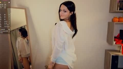 Vicky and Beatrice online show from May 12, 9:10 pm