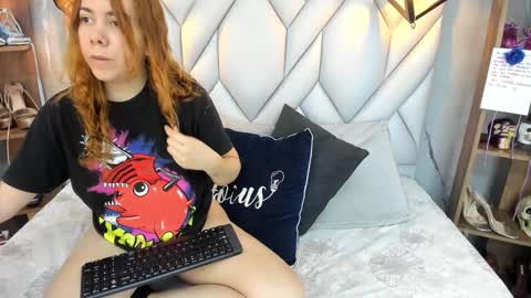Snapshot of nezukokamado1_ chatting on December 13, 1:33 pm Milena online show from December 13, 1:33 pm
