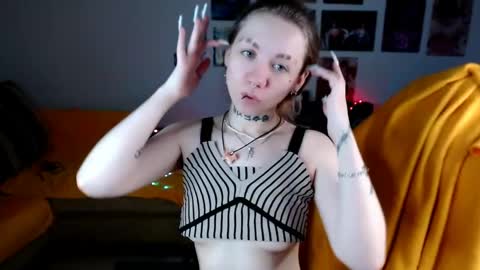 nica_kawaii online show from May 12, 7:27 am