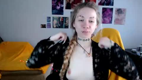 nica_kawaii online show from May 18, 4:07 am