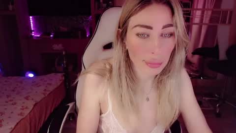 Nicole online show from May 23, 10:30 pm