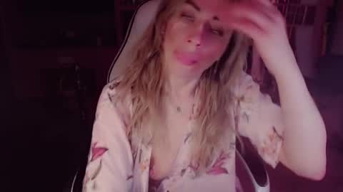Nicole online show from May 3, 11:30 pm