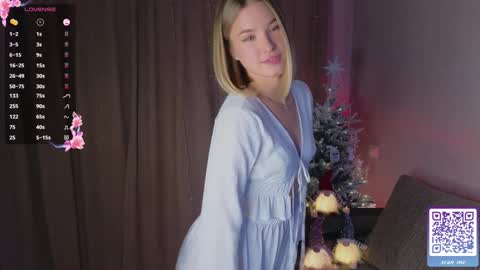 Snapshot of nicole_w00 chatting on December 17, 12:54 pm Nicole online show from December 17, 12:54 pm