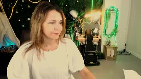 nicolehits online show from May 6, 1:26 pm