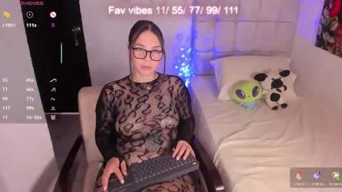 Nicol independent model online show from May 1, 3:15 pm