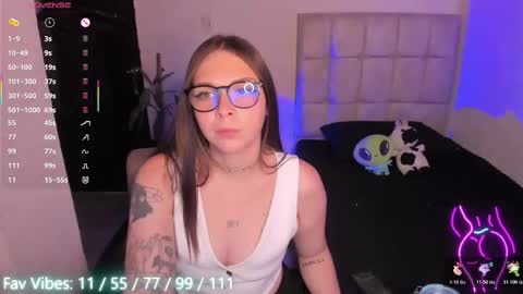 Nicol independent model online show from March 28, 9:57 pm